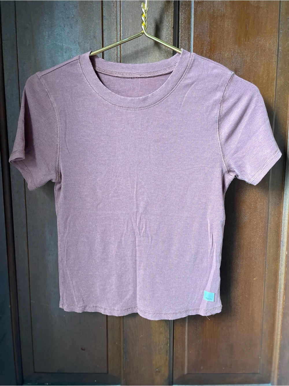 Vuori women's medium short sleeve athletic shirt